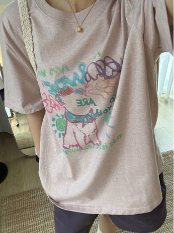 Naistele puuvillane T-särk loomamustriga, ümmarguse kaelusega, lühikeste varrukatega, lõdva lõikega, keskmise pikkusega