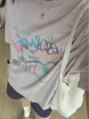 Naistele puuvillane T-särk loomamustriga, ümmarguse kaelusega, lühikeste varrukatega, lõdva lõikega, keskmise pikkusega