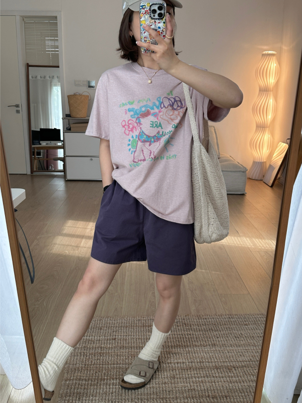 Naistele puuvillane T-särk loomamustriga, ümmarguse kaelusega, lühikeste varrukatega, lõdva lõikega, keskmise pikkusega