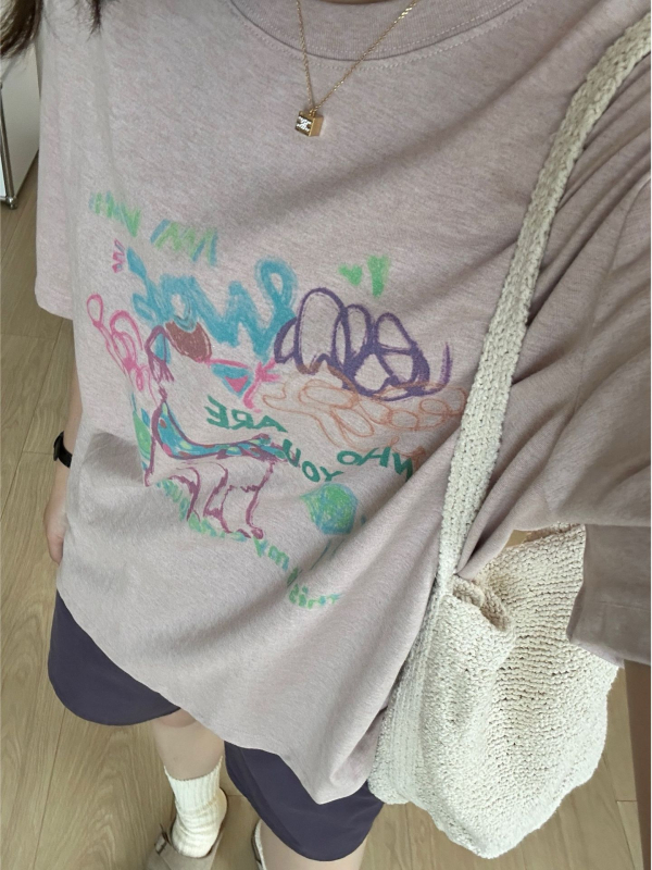 Naistele puuvillane T-särk loomamustriga, ümmarguse kaelusega, lühikeste varrukatega, lõdva lõikega, keskmise pikkusega