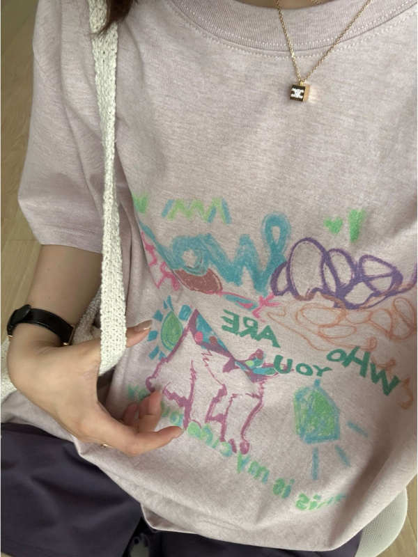 Naistele puuvillane T-särk loomamustriga, ümmarguse kaelusega, lühikeste varrukatega, lõdva lõikega, keskmise pikkusega