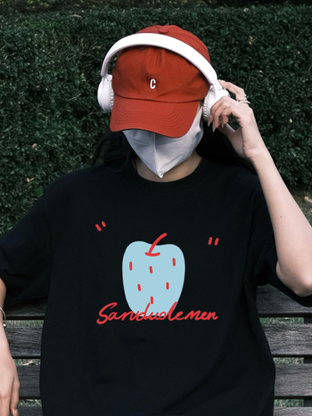 Majica s otisom jabuke, češani pamuk 95%+, labav kroj, okrugli vrat, japansko-korejski casual stil