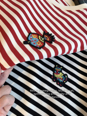 Vyšívané bavlnené tričko s pruhmi, krátke rukávy, kruhový výstrih