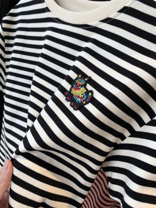 Vyšívané bavlnené tričko s pruhmi, krátke rukávy, kruhový výstrih