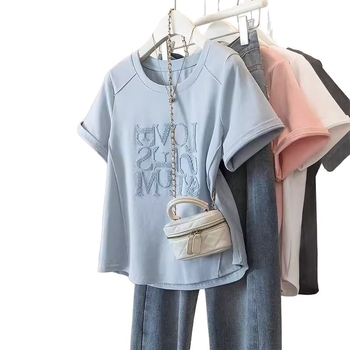 Ženski T-shirt s kratkim rukavima, plus veličina, vezenim slovima i motívom riblje kosti, široka silueta, ljetni top 2025