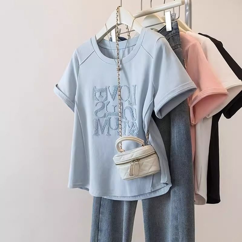 Ženski T-shirt s kratkim rukavima, plus veličina, vezenim slovima i motívom riblje kosti, široka silueta, ljetni top 2025