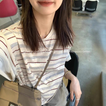 Majica s prugama od pamuk-spandeks smjese, okrugli izrez, kratki rukavi, udoban kroj