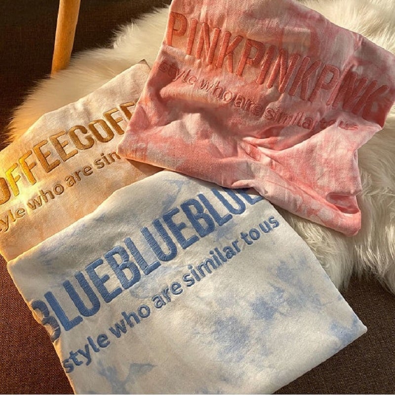 Tie-dye majica s izvezenim slovima, slobodan kroj, kratki rukavi, okrugli izrez