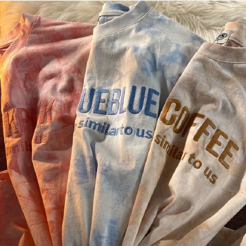 Tie-dye majica s izvezenim slovima, slobodan kroj, kratki rukavi, okrugli izrez