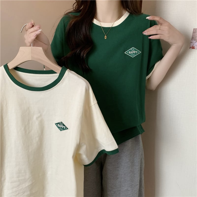 Tricou damă din amestec bumbac-poliester, mâneci scurte, decolteu rotund, croială lejeră, broderie cu text.