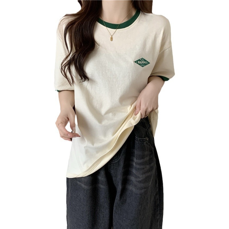 Tricou damă din amestec bumbac-poliester, mâneci scurte, decolteu rotund, croială lejeră, broderie cu text.