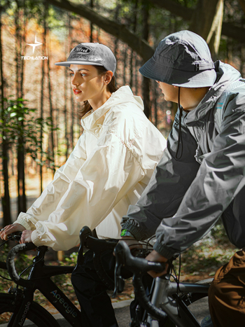 Jakk Tefloni kolmekaitse tehnoloogiaga päikesekaitseks, 100% polüester, kapuutsiga, vaba lõige.