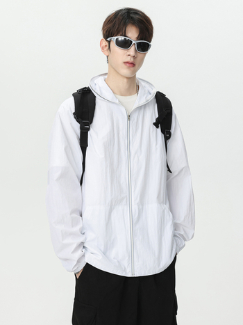 Kapuutsiga kerge nailonist jope UPF50+ päikesekaitsega, tõmblukuga, külgjoone taskutega, vaba lõige, suveks