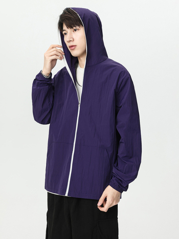 Kapuutsiga kerge nailonist jope UPF50+ päikesekaitsega, tõmblukuga, külgjoone taskutega, vaba lõige, suveks