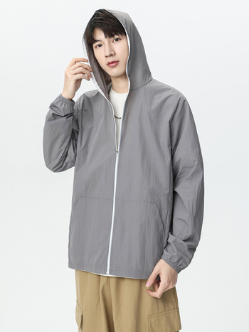 Kapuutsiga kerge nailonist jope UPF50+ päikesekaitsega, tõmblukuga, külgjoone taskutega, vaba lõige, suveks