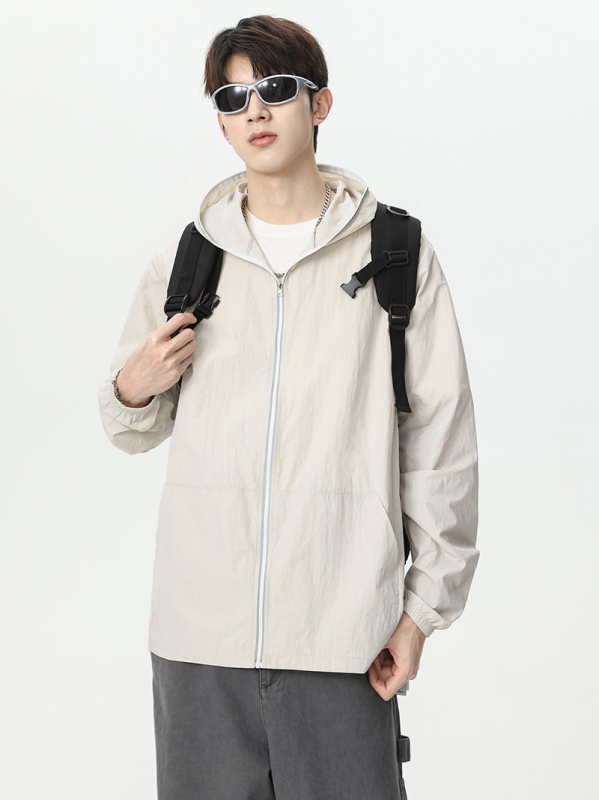 Kapuutsiga kerge nailonist jope UPF50+ päikesekaitsega, tõmblukuga, külgjoone taskutega, vaba lõige, suveks