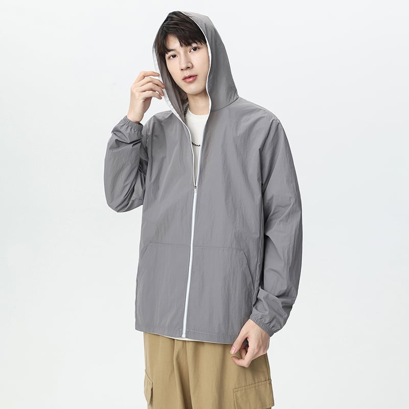 Kapuutsiga kerge nailonist jope UPF50+ päikesekaitsega, tõmblukuga, külgjoone taskutega, vaba lõige, suveks