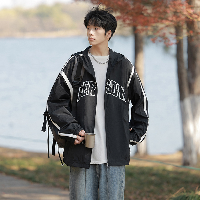 Kapuutsiga suvine jakk jaapani retrostiiliga, brändilogoga trükis, polüester