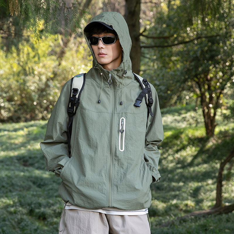 Meeste suvejope UPF50+ UV kaitsega, kerge hingav nailonist kangas, kiiresti kuivatav, kapuutsiga tõmblukuga ja küljetaskutega