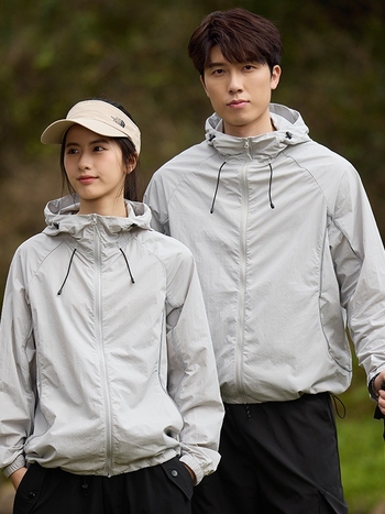 Παλτό με κουκούλα για UV προστασία, λεπτό νάιλον, διαπνοή, UPF50+, καλοκαίρι 2025, εφαρμοστό αθλητικό ύφος με τσέπες με φερμουάρ, για εφήβους