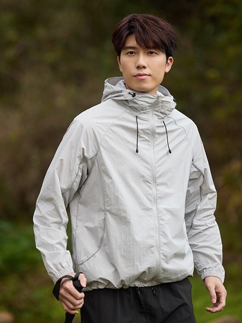 Παλτό με κουκούλα για UV προστασία, λεπτό νάιλον, διαπνοή, UPF50+, καλοκαίρι 2025, εφαρμοστό αθλητικό ύφος με τσέπες με φερμουάρ, για εφήβους