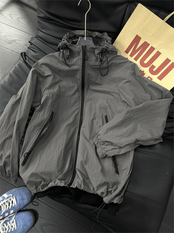 Ζακέτα με κουκούλα για ηλιοπροστασία, ελαφρύ πολυεστερικό ύφασμα 95%+, UPF50+, φερμουάρ και πλαϊνά τσέπες, καλοκαιρινή casual καθημερινή χρήση