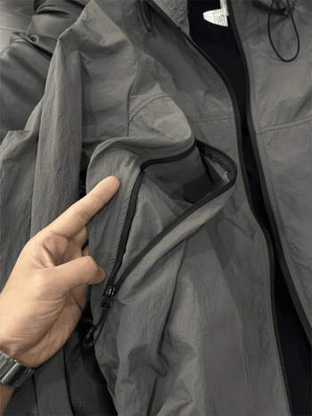 Ζακέτα με κουκούλα για ηλιοπροστασία, ελαφρύ πολυεστερικό ύφασμα 95%+, UPF50+, φερμουάρ και πλαϊνά τσέπες, καλοκαιρινή casual καθημερινή χρήση