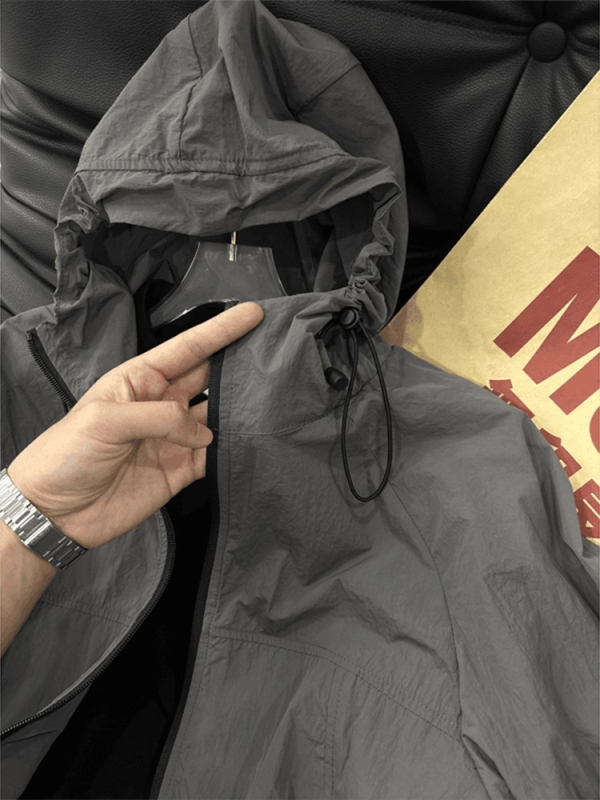 Ζακέτα με κουκούλα για ηλιοπροστασία, ελαφρύ πολυεστερικό ύφασμα 95%+, UPF50+, φερμουάρ και πλαϊνά τσέπες, καλοκαιρινή casual καθημερινή χρήση