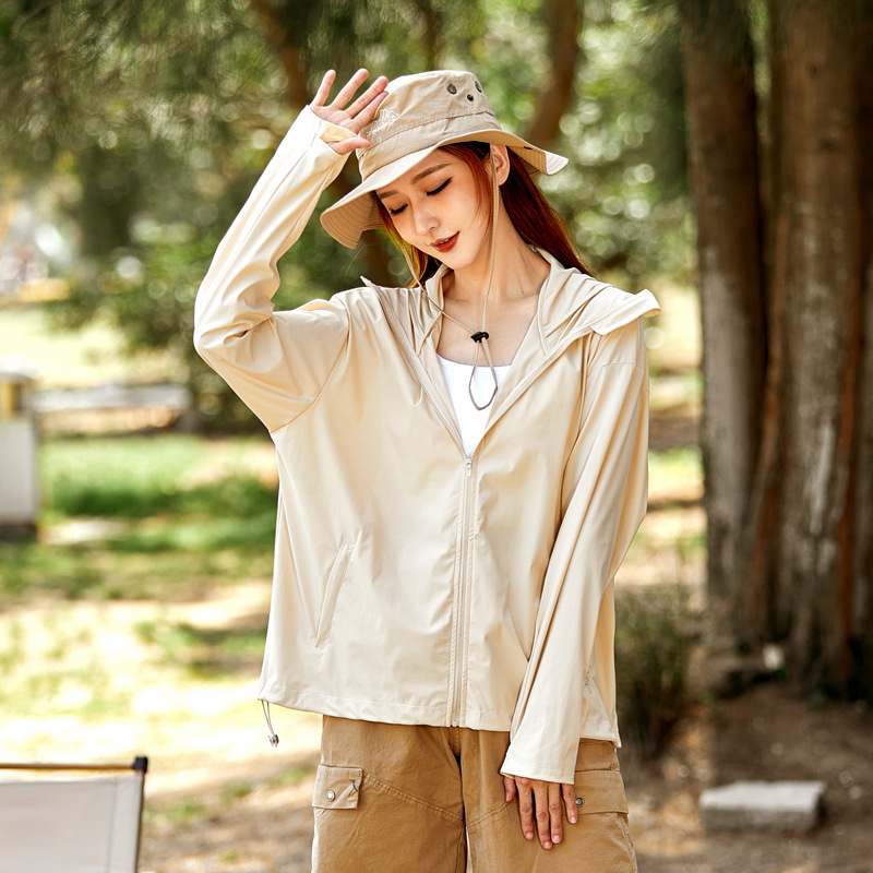 Unisex outdoor vetrovka s UPF50+, ľahká, rýchloschnúca, priedušná, odvádza vlhkosť, s kapucňou