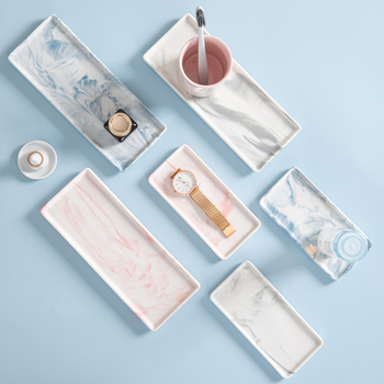 Keraminė kvadratinė plokštelė-padėklas su dryžiais, rankomis dažyta paviršius, šiuolaikinis minimalistinis stilius, tinkama mikrobangų krosninei