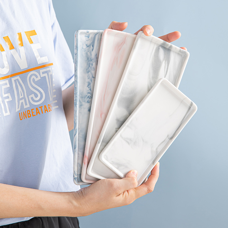 Keraminė kvadratinė plokštelė-padėklas su dryžiais, rankomis dažyta paviršius, šiuolaikinis minimalistinis stilius, tinkama mikrobangų krosninei