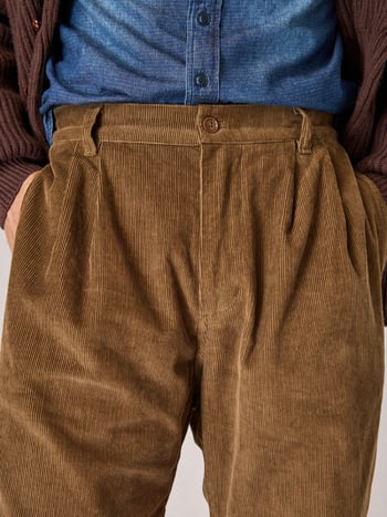 Muške udobne vintage corduroy hlače ravnog kroja, srednja visina struka, gumb za zatvaranje, više džepova