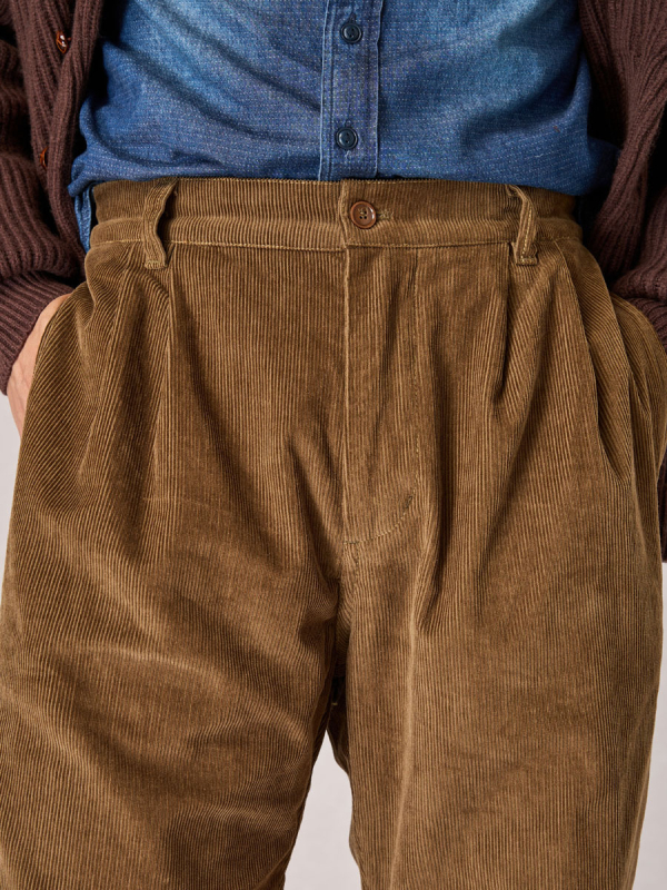 Muške udobne vintage corduroy hlače ravnog kroja, srednja visina struka, gumb za zatvaranje, više džepova