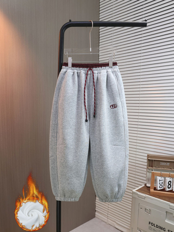 Детски зимни панталони с подплата от флис; 60% памук, 40% полиестер; долен слой 94% полиестер, 6% спандекс; средно повдигната талия; за момчета над 8 години