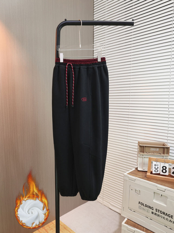 Детски зимни панталони с подплата от флис; 60% памук, 40% полиестер; долен слой 94% полиестер, 6% спандекс; средно повдигната талия; за момчета над 8 години