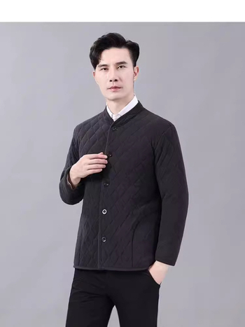 Vyrinė žieminė medvilninė striukė su fliso pamušalu, stovinti apykaklė, ilgos rankovės, įprasta kirpimo, šoninės kišenės, vienos eilės sagos, įprastas ilgis