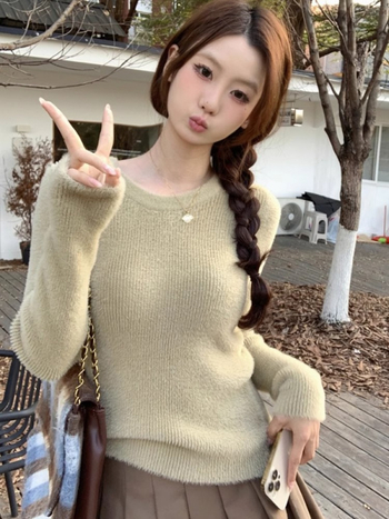 Kootud sviiter viskoosi kiududest, ühevärviline, paks, ümmarguse kaelusega, pika varrukaga