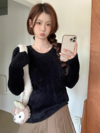 Kootud sviiter viskoosi kiududest, ühevärviline, paks, ümmarguse kaelusega, pika varrukaga