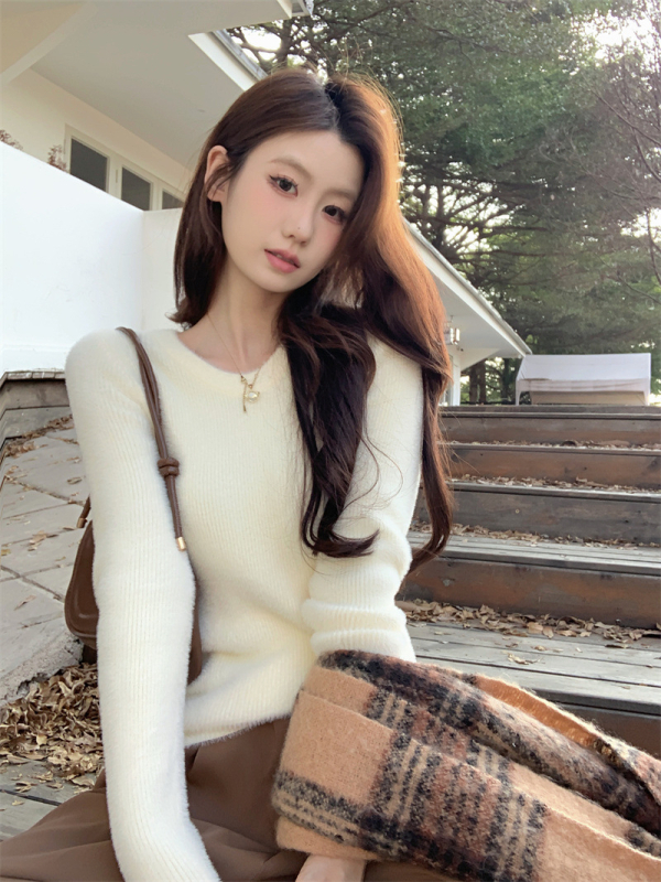 Kootud sviiter viskoosi kiududest, ühevärviline, paks, ümmarguse kaelusega, pika varrukaga