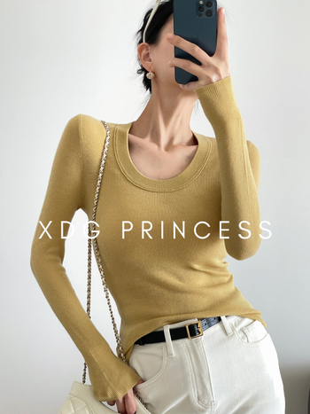 Džemper od ovčje vune s U-izrezom, dugi rukavi, uski kroj