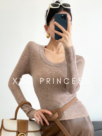 Džemper od ovčje vune s U-izrezom, dugi rukavi, uski kroj