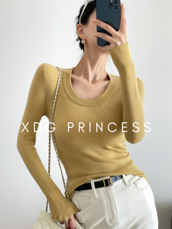 Džemper od ovčje vune s U-izrezom, dugi rukavi, uski kroj