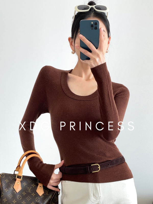 Džemper od ovčje vune s U-izrezom, dugi rukavi, uski kroj