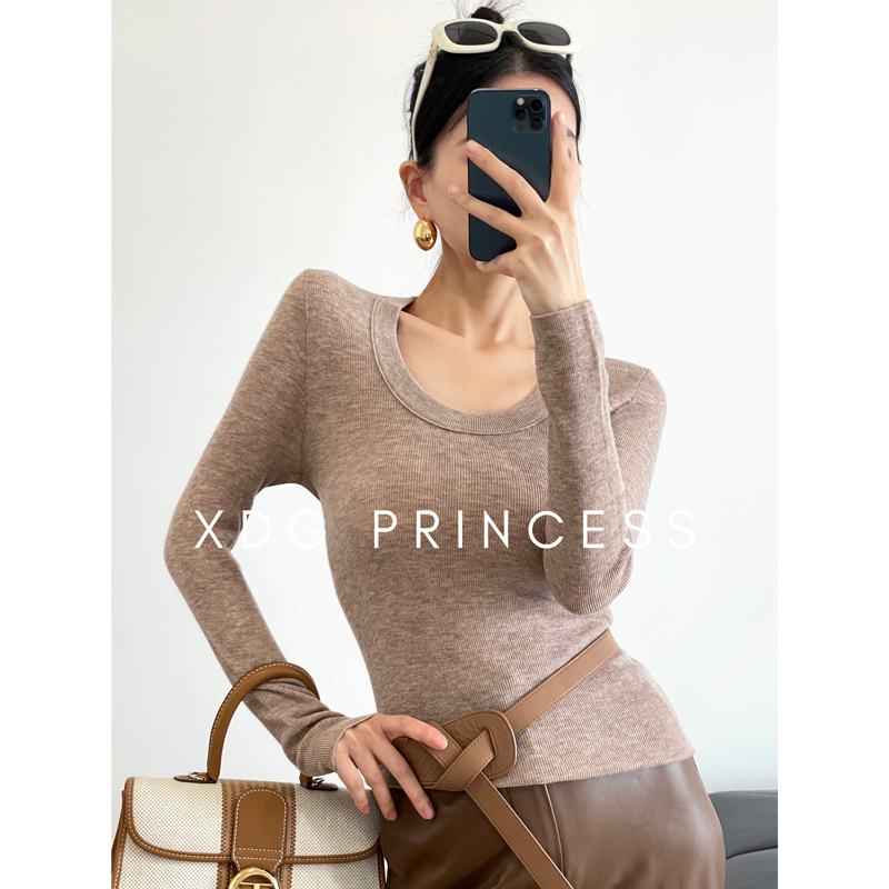 Džemper od ovčje vune s U-izrezom, dugi rukavi, uski kroj