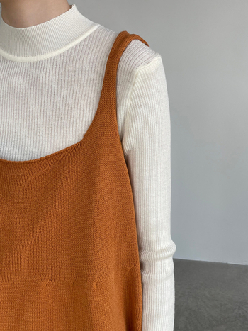 Dvodjelni pleteni set: džemper s polu-rolom i top s kvadratnim izrezom