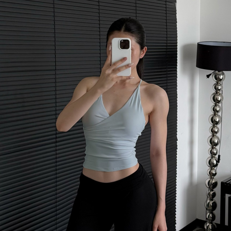 Moteriškas halter top sportui – su krūties pagalvėlėmis, poliesteris, prakaito sugėrimas, įprastas ilgis, vasara 2025 (Poliesteris • Prakaito sugėrimas • Įprastas ilgis • Su krūties pagalvėlėmis)