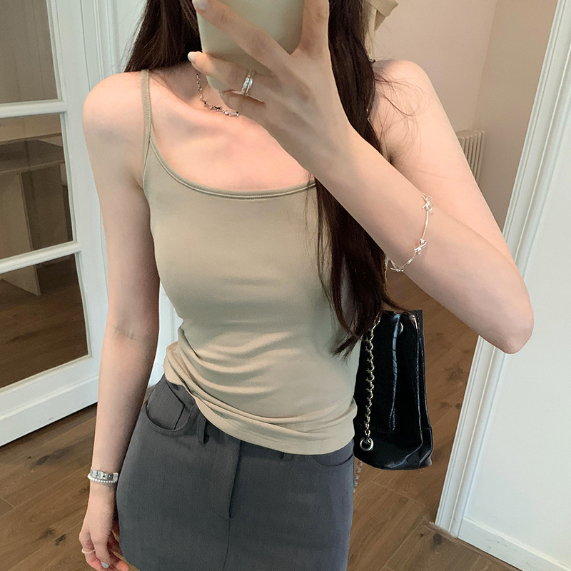 Moteriškas sling topas su krūties užpildais, viskozės pluoštas, pagrindinio audinio dalis 90-95%, liesas siluetas, pečių dirželiai neatskiriami, 2024 vasara