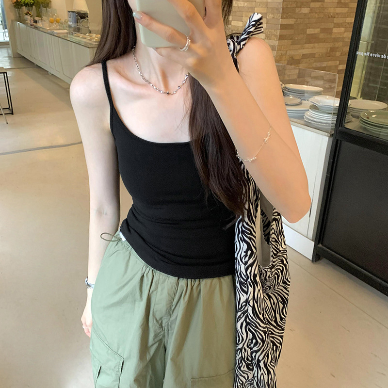 Moteriškas sling topas su krūties užpildais, viskozės pluoštas, pagrindinio audinio dalis 90-95%, liesas siluetas, pečių dirželiai neatskiriami, 2024 vasara