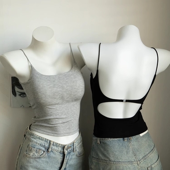 Kamisolė su iškirpte nugaroje ir krūtų pagalvėlėmis, siauras kirpimas, sling dirželiai, apvalus kaklo iškirpimas, viskozė 70–80%, tinkama visiems metų laikams