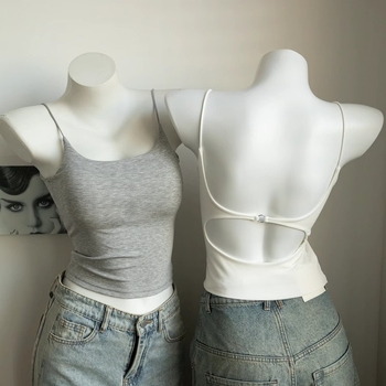 Kamisolė su iškirpte nugaroje ir krūtų pagalvėlėmis, siauras kirpimas, sling dirželiai, apvalus kaklo iškirpimas, viskozė 70–80%, tinkama visiems metų laikams